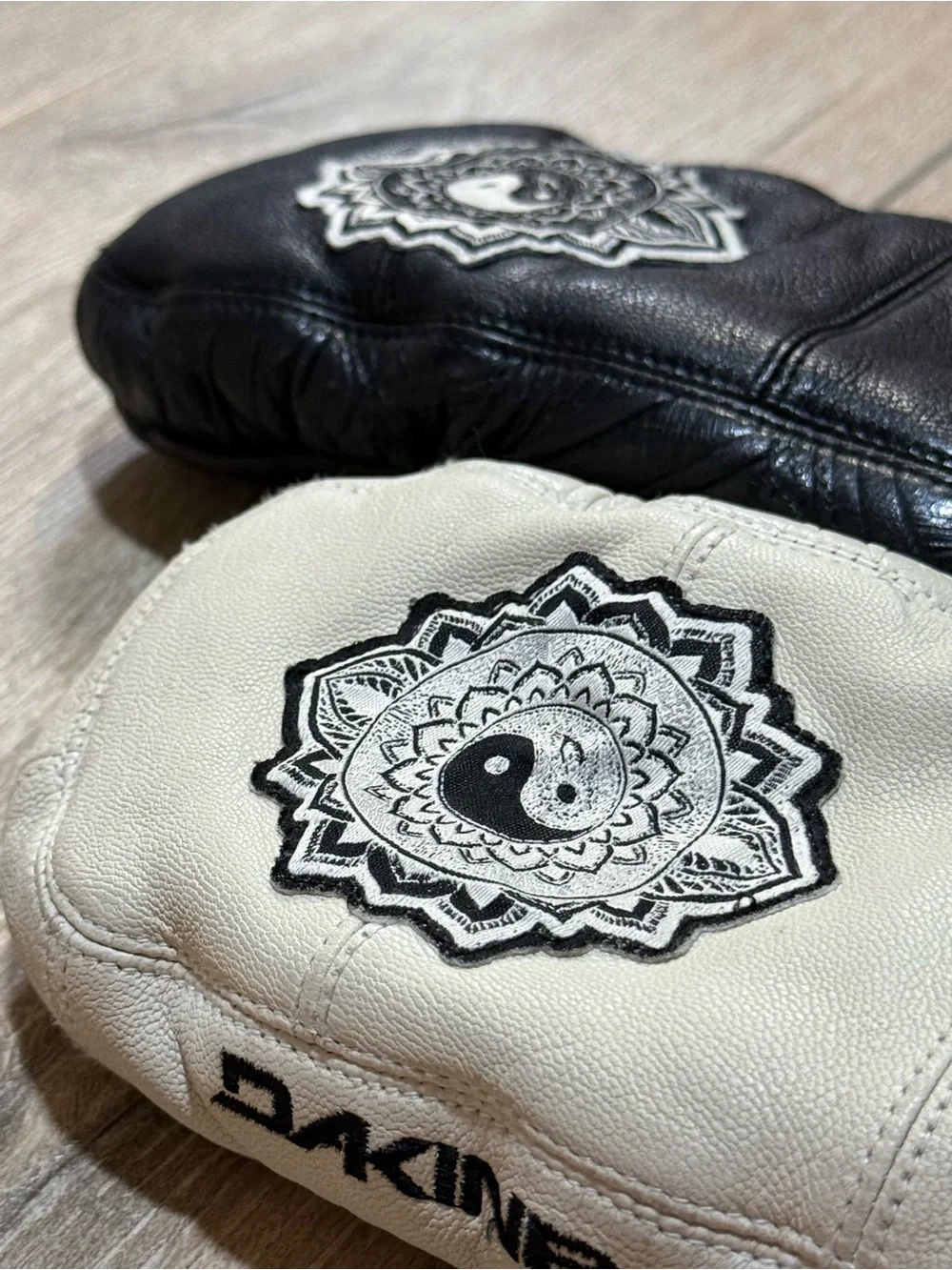 Dakine Leather Snowboard Mittens Yin Yang Team Lotus Black Cream Small